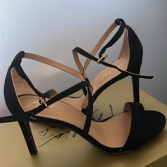 Black color - Picture 2 of 4